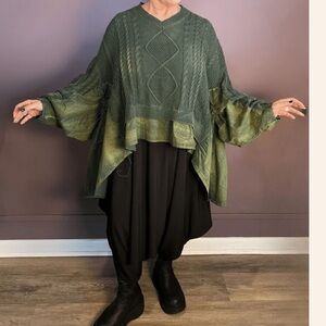 Boutique light weight sweater One size NWOT.